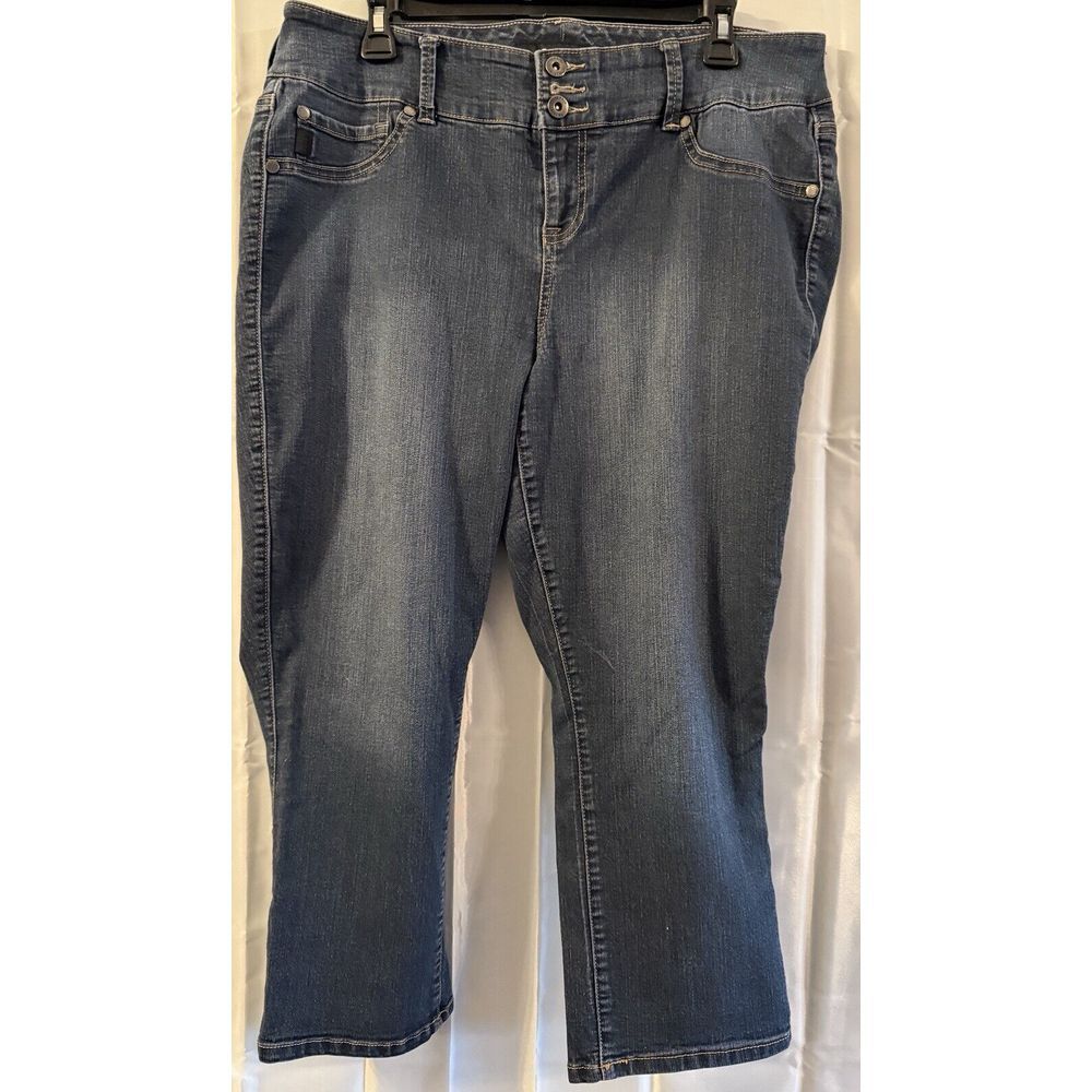 torrid‎ denim jeans crop 18 measured 36x22.5 Three Button Blue